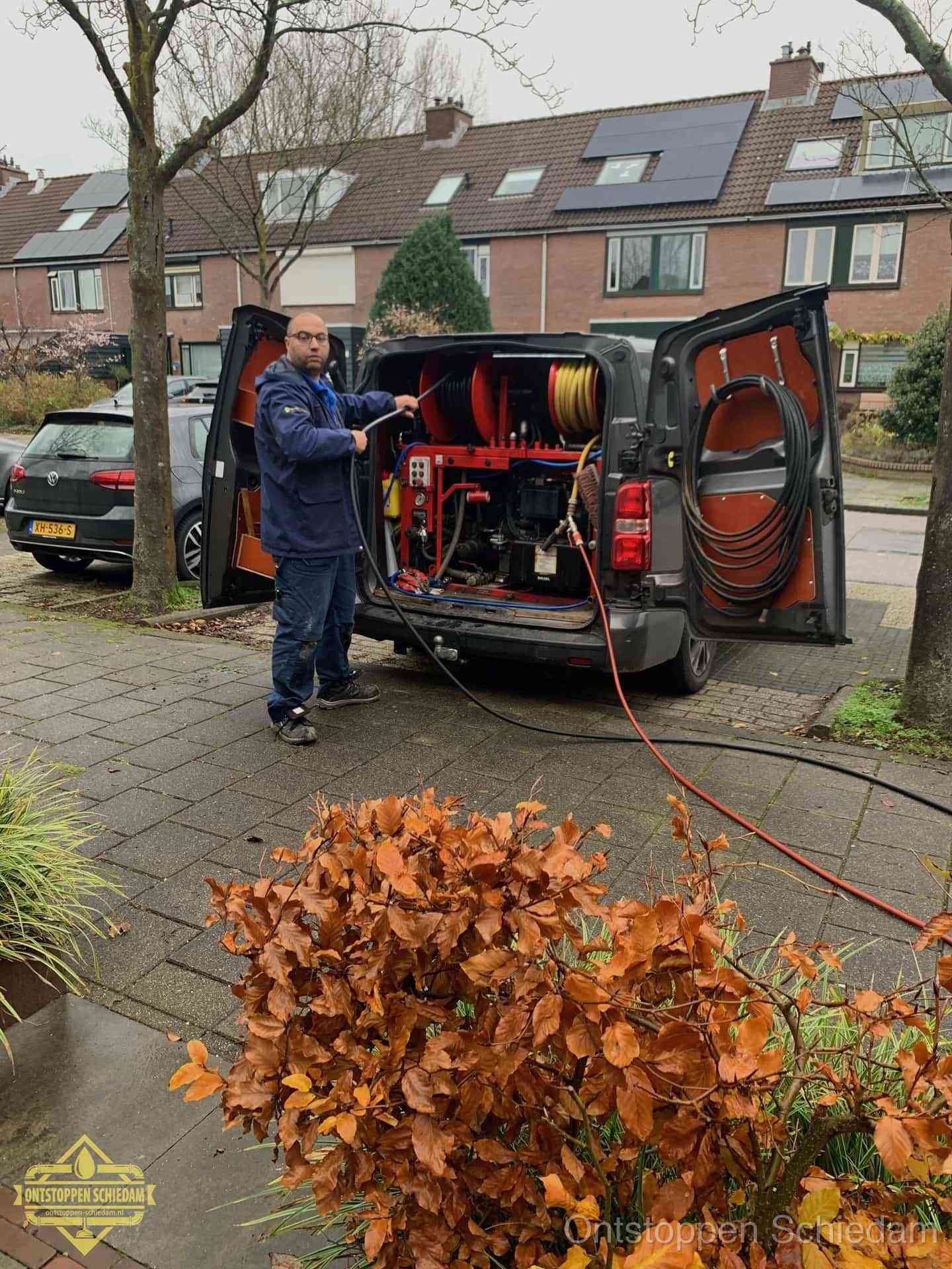 Rioolservice in de wijk in Schiedam