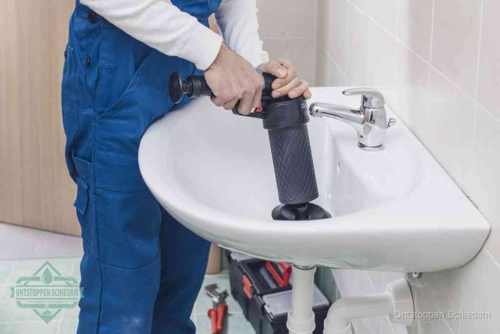 Een te ruwe doe-het-zelf poging met een hand-pomp op de afvoer van een badkamer-wastafel, een van de veelgemaakte fouten bij afvoer ontstoppen in Schiedam